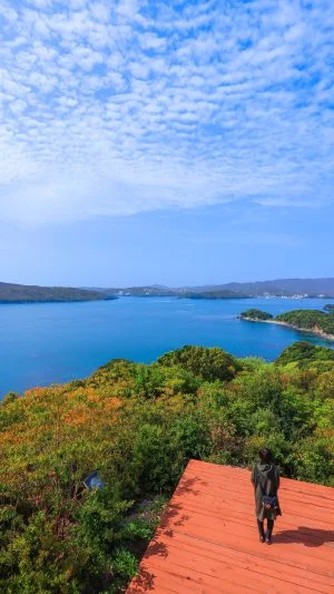 無料スマホ壁紙 天望山レイフィールドの展望デッキに立つ人。AndroidとiPhoneに対応した4K高画質の無料待ち受け画像。三重県鳥羽市の答志島で撮影したフリー写真素材