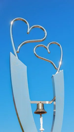 無料スマホ壁紙 ハートの鐘。AndroidとiPhoneに対応した4K高画質の無料待ち受け画像。三重県南伊勢町の鵜倉園地で撮影したフリー写真素材
