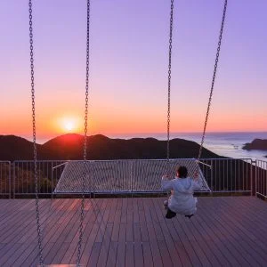 無料スマホ壁紙 たちばな展望台と初日の出とブランコ。AndroidとiPhoneに対応した4K高画質の無料待ち受け画像。三重県南伊勢町の鵜倉園地で撮影したフリー写真素材