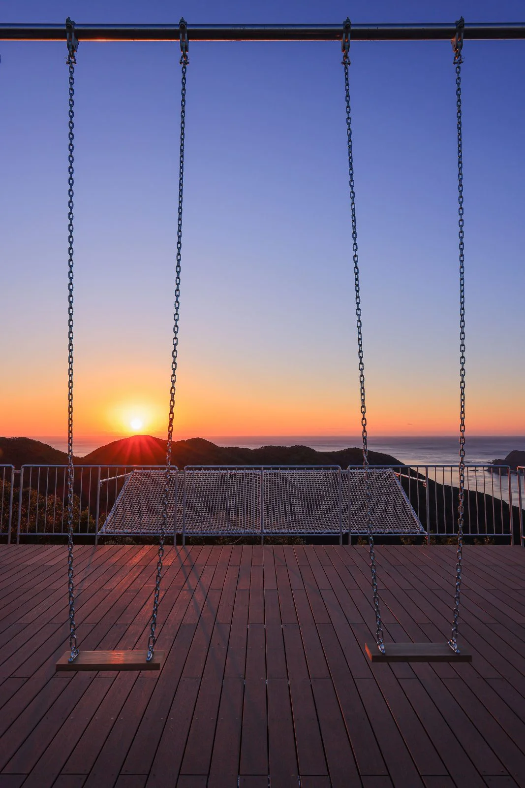 無料スマホ壁紙 たちばな展望台から眺める初日の出。AndroidとiPhoneに対応した4K高画質の無料待ち受け画像。三重県南伊勢町の鵜倉園地で撮影したフリー写真素材