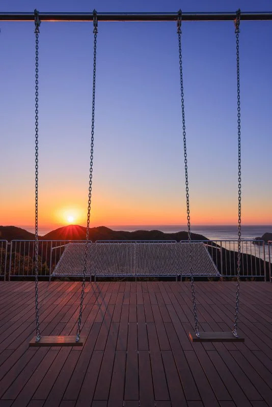 無料スマホ壁紙 たちばな展望台から眺める初日の出。AndroidとiPhoneに対応した4K高画質の無料待ち受け画像。三重県南伊勢町の鵜倉園地で撮影したフリー写真素材