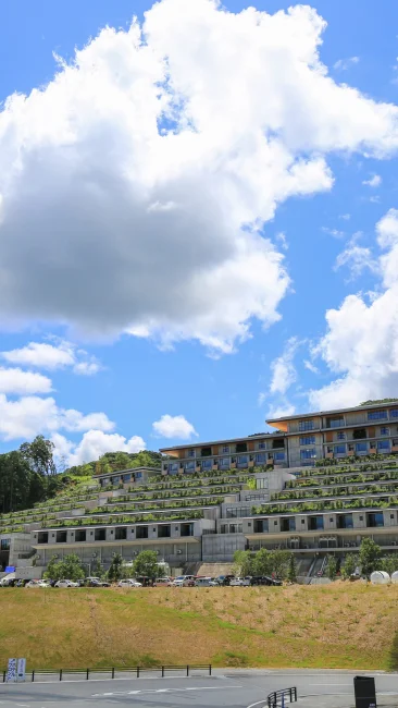 無料壁紙 HOTEL VISONと夏の青空。PCとデスクトップ壁紙に最適な4K高画質の無料壁紙。三重県多気町のVISONで撮影したフリー写真素材