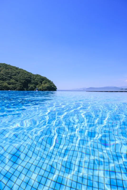 無料スマホ壁紙 インフィニティプール（縦）。AndroidとiPhoneに対応した4K高画質の無料待ち受け画像。三重県紀北町の城ノ浜プール＆ビーチで撮影したフリー写真素材