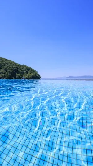 無料スマホ壁紙 インフィニティプール（縦）。AndroidとiPhoneに対応した4K高画質の無料待ち受け画像。三重県紀北町の城ノ浜プール＆ビーチで撮影したフリー写真素材