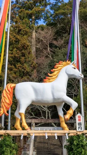 運気が上がる待ち受け 丙午の開運待ち受け。AndroidとiPhoneに対応した4K高画質の無料スマホ壁紙。三重県津市の辰水神社のジャンボ干支で撮影したフリー写真素材