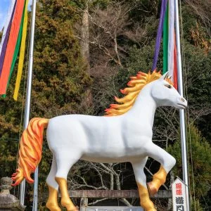 運気が上がる待ち受け 丙午の開運待ち受け。AndroidとiPhoneに対応した4K高画質の無料スマホ壁紙。三重県津市の辰水神社のジャンボ干支で撮影したフリー写真素材