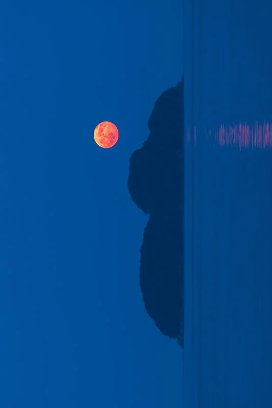 無料スマホ壁紙 月見するムーミン島。AndroidとiPhoneに対応した4K高画質の無料待ち受け画像。三重県尾鷲市の尾鷲港で撮影したフリー写真素材