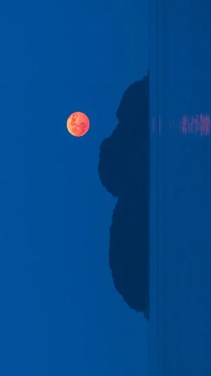 無料スマホ壁紙 月見するムーミン島。AndroidとiPhoneに対応した4K高画質の無料待ち受け画像。三重県尾鷲市の尾鷲港で撮影したフリー写真素材