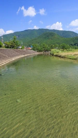 無料壁紙 澄んだ川遊びエリア。PCとデスクトップ壁紙に最適な4K高画質の無料壁紙。三重県熊野市の新鹿海水浴場で撮影したフリー写真素材