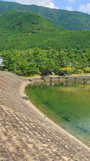 無料壁紙 川遊びエリアと遊歩道。PCとデスクトップ壁紙に最適な4K高画質の無料壁紙。三重県熊野市の新鹿海水浴場で撮影したフリー写真素材