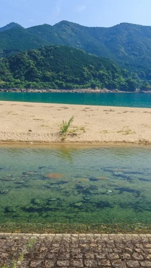 無料壁紙 淡水エリア（川）と海。PCとデスクトップ壁紙に最適な4K高画質の無料壁紙。三重県熊野市の新鹿海水浴場で撮影したフリー写真素材