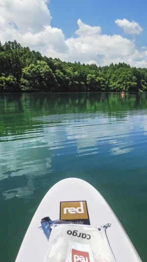 無料スマホ壁紙 SUPボードから宮川を眺める。AndroidとiPhoneに対応した4K高画質の無料待ち受け画像。三重県大台町の宮川で撮影したフリー写真素材