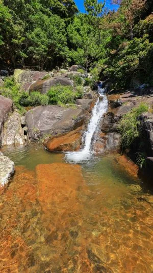 無料スマホ壁紙 オハイを流れる滝。AndroidとiPhoneに対応した4K高画質の無料待ち受け画像。三重県尾鷲市のオハイで撮影したフリー写真素材