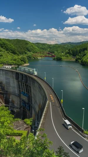 無料スマホ壁紙 青蓮寺の新緑を走る。AndroidとiPhoneに対応した4K高画質の無料待ち受け画像。三重県名張市の青蓮寺湖で撮影したフリー写真素材