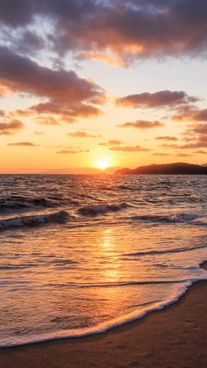 無料スマホ壁紙 夕焼けが美しい砂浜。AndroidとiPhoneに対応した4K高画質の無料待ち受け画像。三重県志摩市の塩鹿ビーチで撮影したフリー写真素材