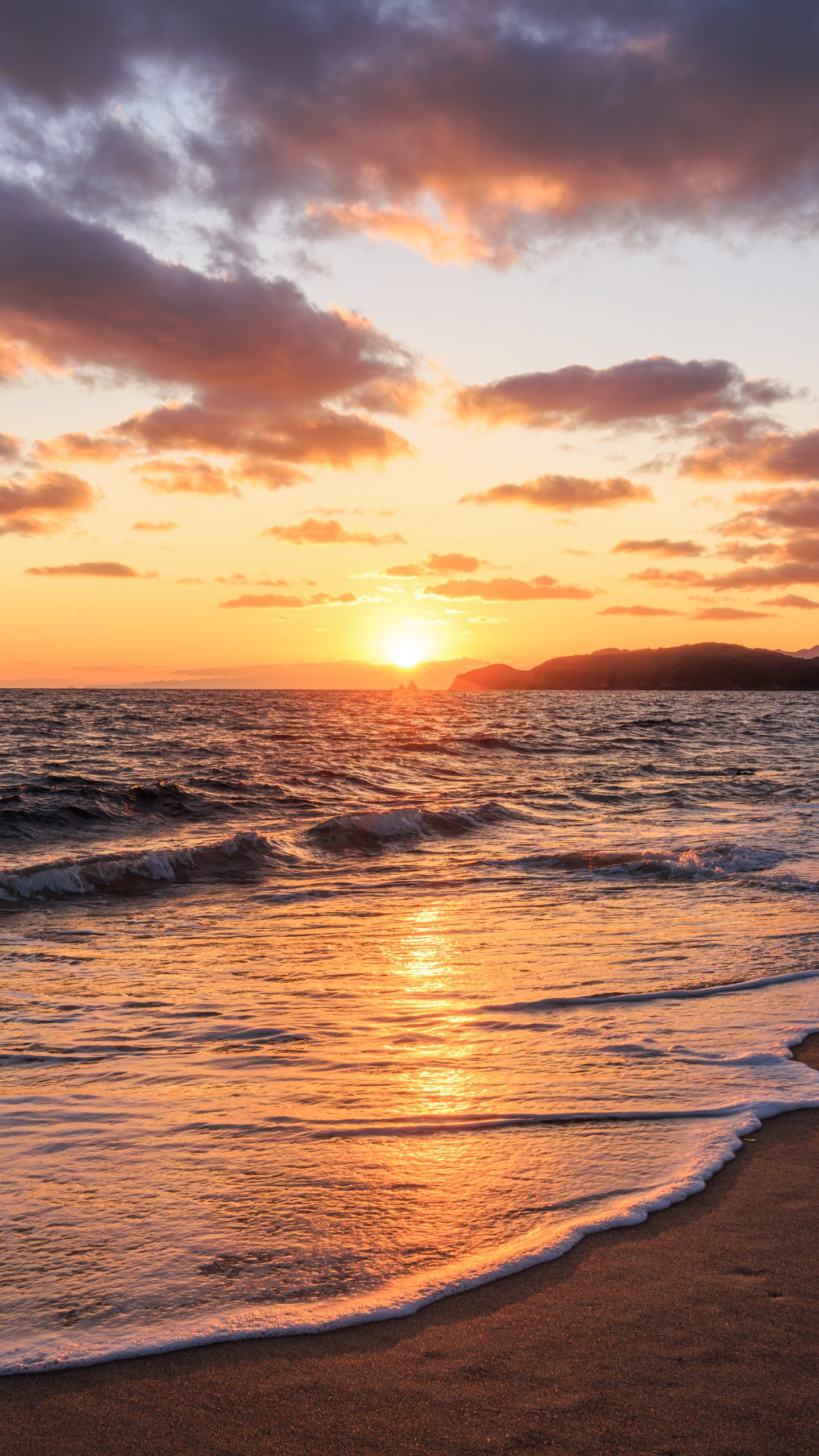 夕焼けが美しい砂浜(三重県志摩市・塩鹿ビーチ)