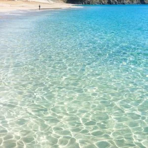 運気が上がる待ち受け 絶景の白浜ビーチ。AndroidとiPhoneに対応した4K高画質の無料スマホ壁紙。三重県志摩市の南張海浜公園で撮影したフリー写真素材