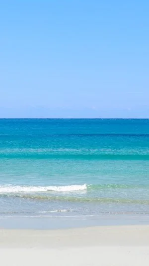 運気が上がる待ち受け 碧い海。AndroidとiPhoneに対応した4K高画質の無料スマホ壁紙。三重県志摩市の国府白浜で撮影したフリー写真素材