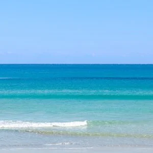 運気が上がる待ち受け 碧い海。AndroidとiPhoneに対応した4K高画質の無料スマホ壁紙。三重県志摩市の国府白浜で撮影したフリー写真素材