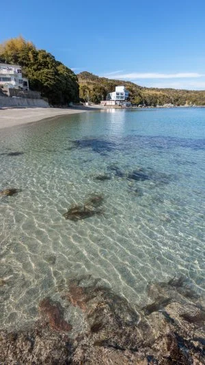 無料スマホ壁紙 最奥の岩場から砂浜全体を眺める。AndroidとiPhoneに対応した4K高画質の無料待ち受け画像。三重県鳥羽市の安楽島海水浴場で撮影したフリー写真素材