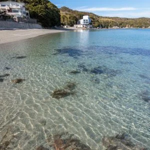 無料スマホ壁紙 最奥の岩場から砂浜全体を眺める。AndroidとiPhoneに対応した4K高画質の無料待ち受け画像。三重県鳥羽市の安楽島海水浴場で撮影したフリー写真素材