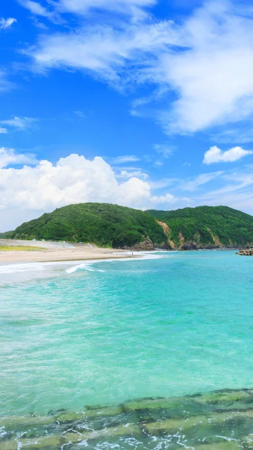 無料壁紙 夏雲とエメラルドグリーンの海。PCとデスクトップ壁紙に最適な4K高画質の無料壁紙。三重県志摩市の南張海浜公園で撮影したフリー写真素材