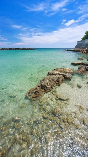 無料スマホ壁紙 岩場から眺める海が沖縄っぽい。AndroidとiPhoneに対応した4K高画質の無料待ち受け画像。三重県志摩市の阿児の松原海水浴場で撮影したフリー写真素材