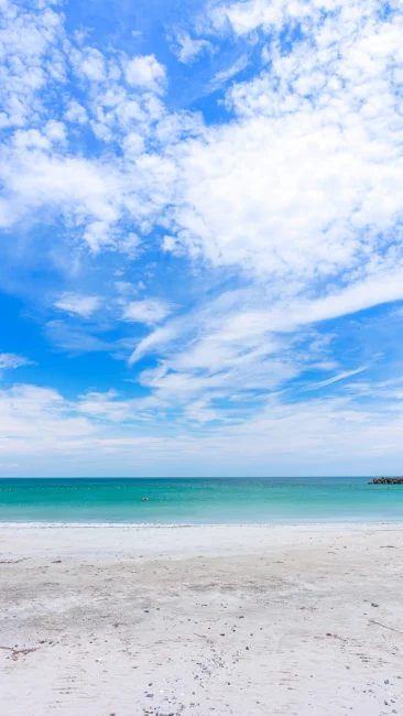 無料壁紙 白浜と夏空。PCとデスクトップ壁紙に最適な4K高画質の無料壁紙。三重県志摩市の阿児の松原海水浴場で撮影したフリー写真素材