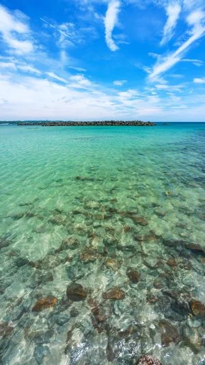 無料スマホ壁紙 エメラルドグリーンに輝く海面。AndroidとiPhoneに対応した4K高画質の無料待ち受け画像。三重県志摩市の阿児の松原海水浴場で撮影したフリー写真素材