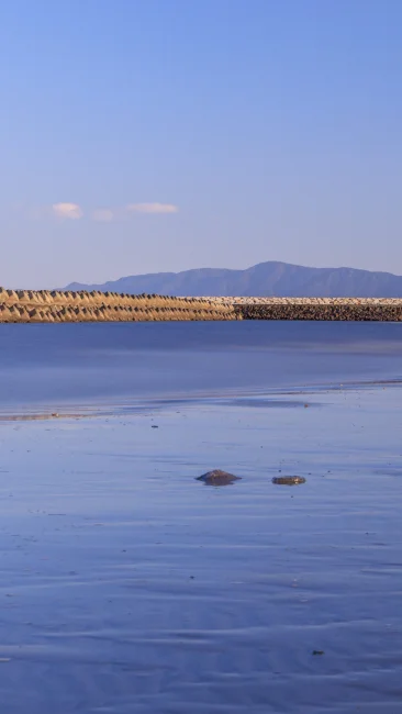 無料壁紙 穏やかな波打ち際。PCとデスクトップ壁紙に最適な4K高画質の無料壁紙。三重県明和町の大淀海岸で撮影したフリー写真素材