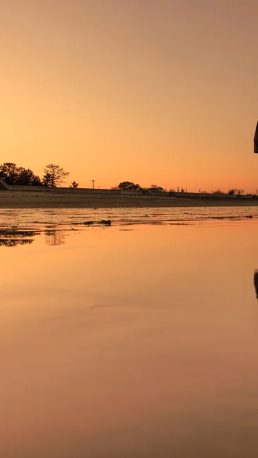 無料壁紙 夕焼けに染まる海岸。PCとデスクトップ壁紙に最適な4K高画質の無料壁紙。三重県明和町の大淀海岸で撮影したフリー写真素材