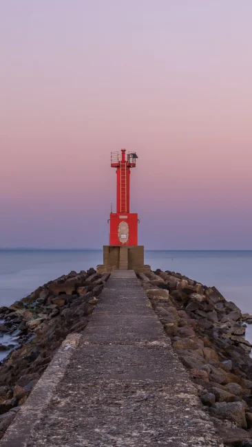 無料壁紙 大淀港北防波堤灯台。PCとデスクトップ壁紙に最適な4K高画質の無料壁紙。三重県明和町の大淀海岸で撮影したフリー写真素材