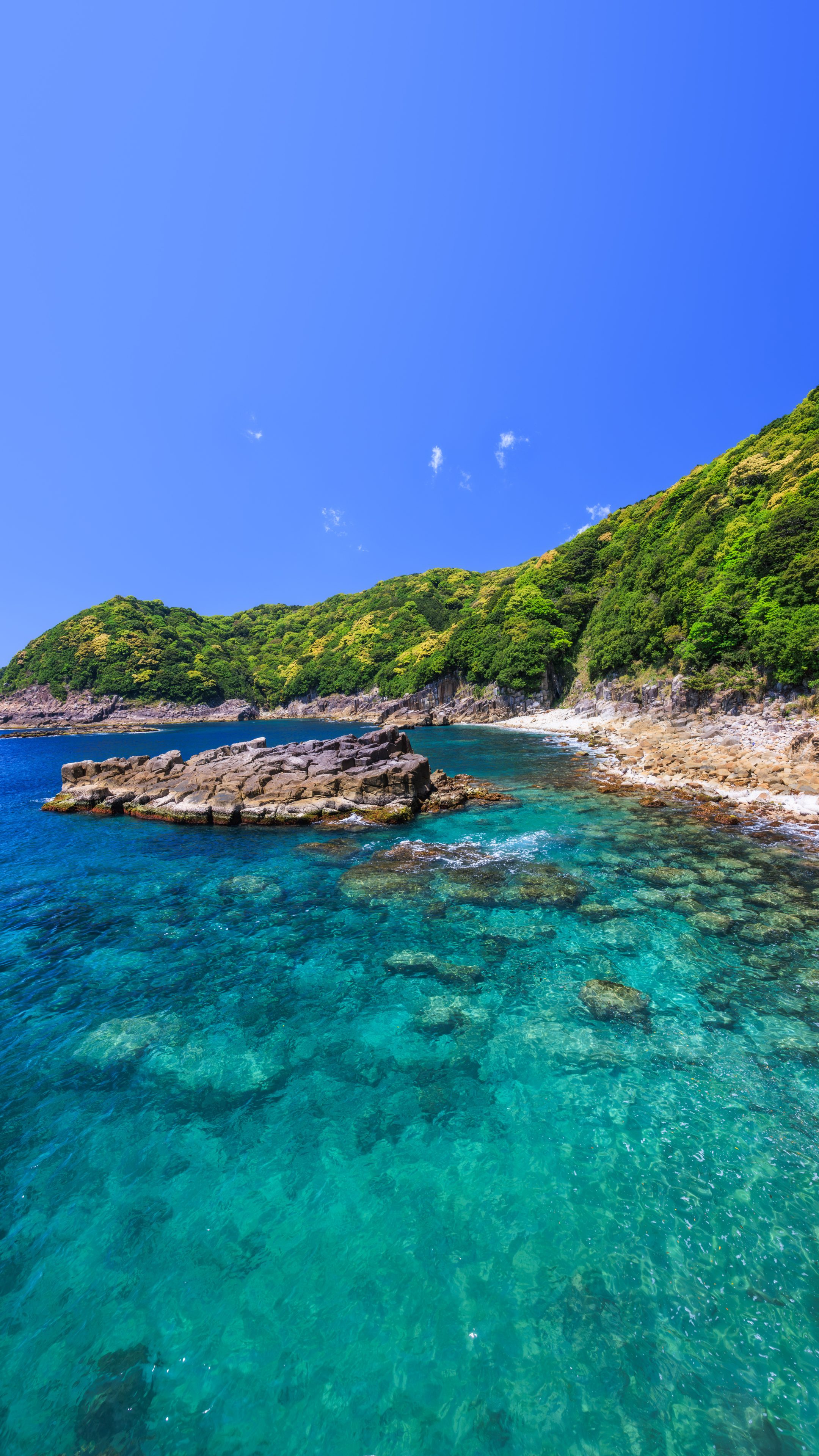 無料スマホ壁紙 盛松ブルーの海。AndroidとiPhoneに対応した4K高画質の無料待ち受け画像。三重県尾鷲市の盛松で撮影したフリー写真素材