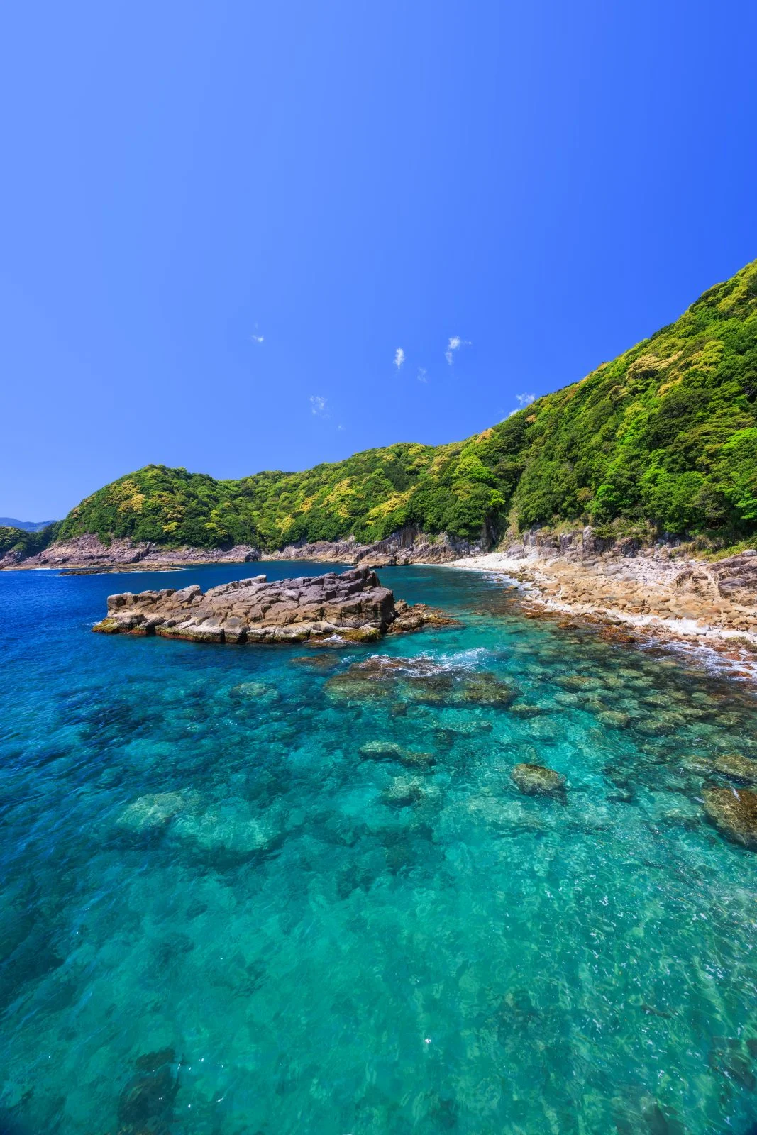 無料スマホ壁紙 盛松ブルーの海。AndroidとiPhoneに対応した4K高画質の無料待ち受け画像。三重県尾鷲市の盛松で撮影したフリー写真素材