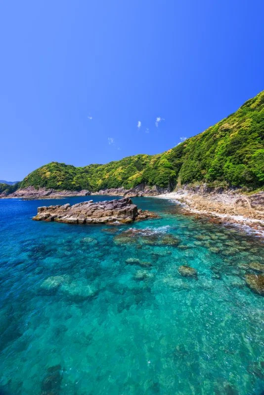 無料スマホ壁紙 盛松ブルーの海。AndroidとiPhoneに対応した4K高画質の無料待ち受け画像。三重県尾鷲市の盛松で撮影したフリー写真素材