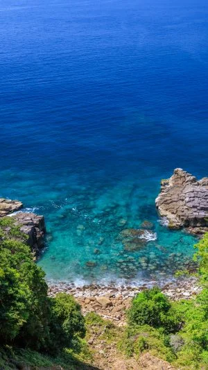 無料スマホ壁紙 登山道から眺める絶景のビューポイント（縦）。AndroidとiPhoneに対応した4K高画質の無料待ち受け画像。三重県尾鷲市の盛松で撮影したフリー写真素材