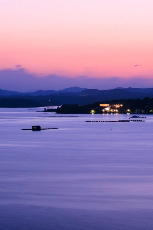 無料スマホ壁紙 マジックアワーの海。AndroidとiPhoneに対応した4K高画質の無料待ち受け画像。三重県志摩市の西山慕情ヶ丘で撮影したフリー写真素材