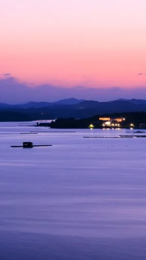 無料スマホ壁紙 マジックアワーの海。AndroidとiPhoneに対応した4K高画質の無料待ち受け画像。三重県志摩市の西山慕情ヶ丘で撮影したフリー写真素材