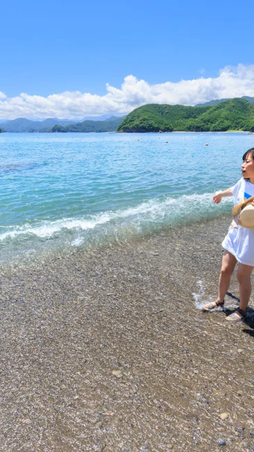 無料壁紙 波打ち際で涼む女性。PCとデスクトップ壁紙に最適な4K高画質の無料壁紙。三重県紀北町の黒浜海水浴場で撮影したフリー写真素材