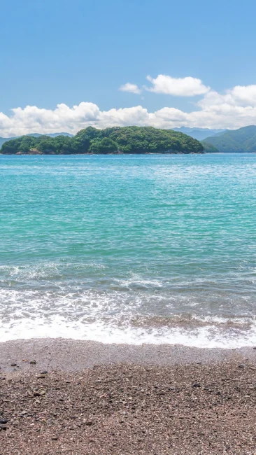 無料壁紙 波打ち際で遊ぶ女性。PCとデスクトップ壁紙に最適な4K高画質の無料壁紙。三重県紀北町の黒浜海水浴場で撮影したフリー写真素材