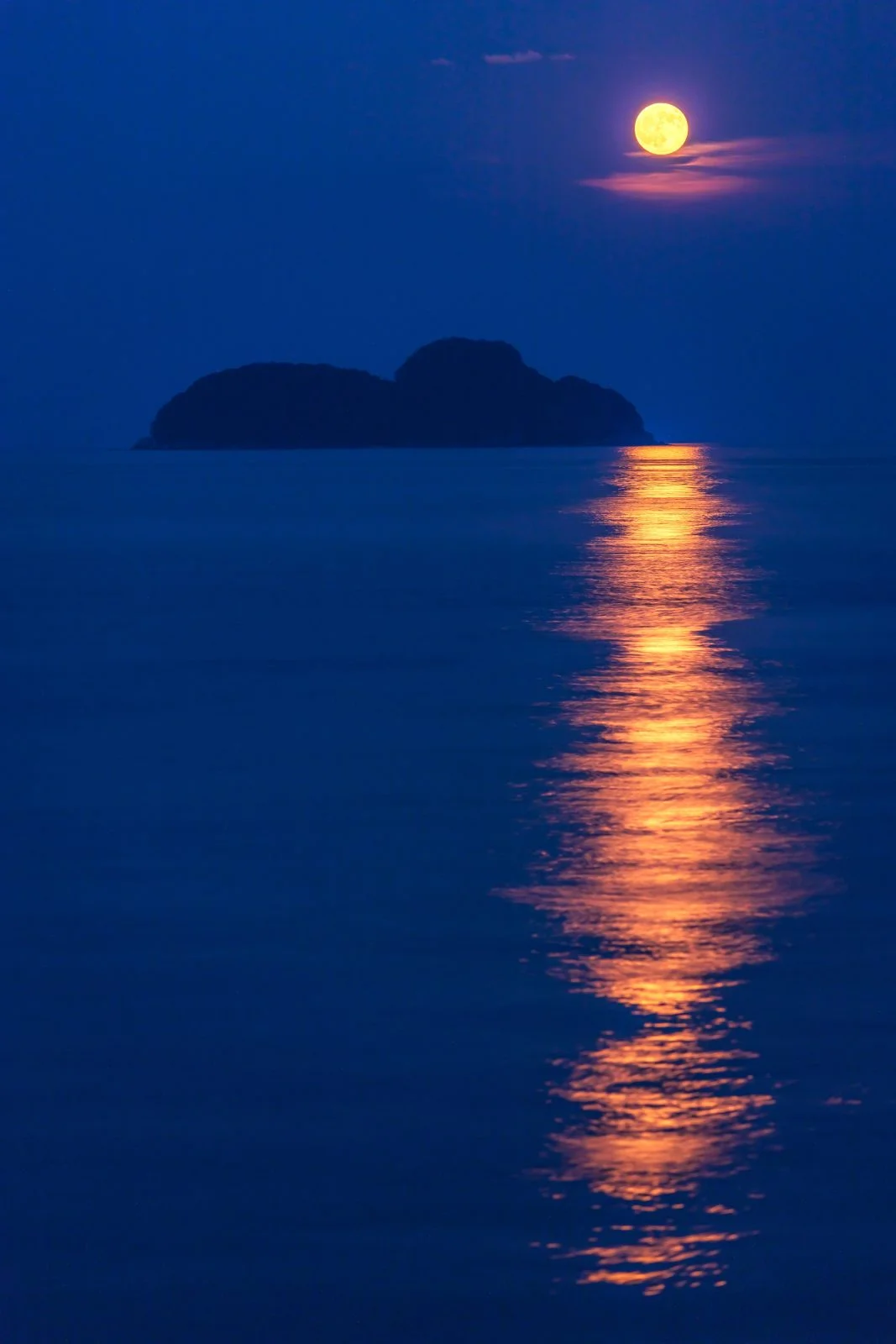 無料スマホ壁紙 佐波留島と満月。AndroidとiPhoneに対応した4K高画質の無料待ち受け画像。三重県尾鷲市の尾鷲港で撮影したフリー写真素材