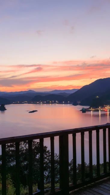 無料壁紙 展望台から眺める夕焼けと夜景。PCとデスクトップ壁紙に最適な4K高画質の無料壁紙。三重県南伊勢町の中ノ磯展望台で撮影したフリー写真素材