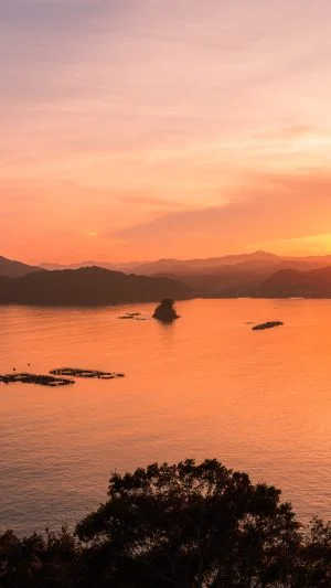 無料壁紙 展望台から眺める夏の夕日。PCとデスクトップ壁紙に最適な4K高画質の無料壁紙。三重県南伊勢町の中ノ磯展望台で撮影したフリー写真素材