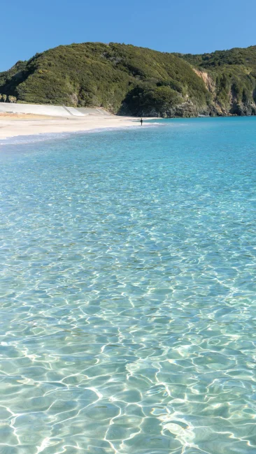 無料壁紙 エメラルドブルーの海。PCとデスクトップ壁紙に最適な4K高画質の無料壁紙。三重県志摩市の南張海浜公園で撮影したフリー写真素材