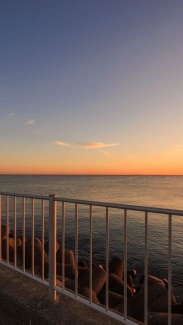 無料壁紙 遊歩道から眺めるマジックアワーと朝日。PCとデスクトップ壁紙に最適な4K高画質の無料壁紙。三重県津市の津エアポートラインで撮影したフリー写真素材