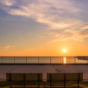 無料スマホ壁紙 ロマンチックな朝日とベンチ。AndroidとiPhoneに対応した4K高画質の無料待ち受け画像。三重県津市の津エアポートラインで撮影したフリー写真素材