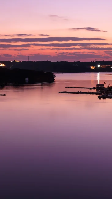 無料壁紙 夕陽が沈んだあとのマジックアワー。PCとデスクトップ壁紙に最適な4K高画質の無料壁紙。三重県志摩市の賢島大橋で撮影したフリー写真素材