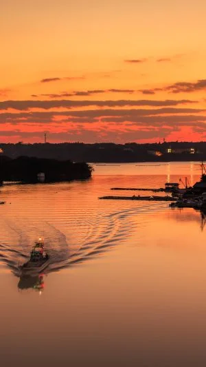 無料スマホ壁紙 漁村の美しい夕焼け。AndroidとiPhoneに対応した4K高画質の無料待ち受け画像。三重県志摩市の賢島大橋で撮影したフリー写真素材