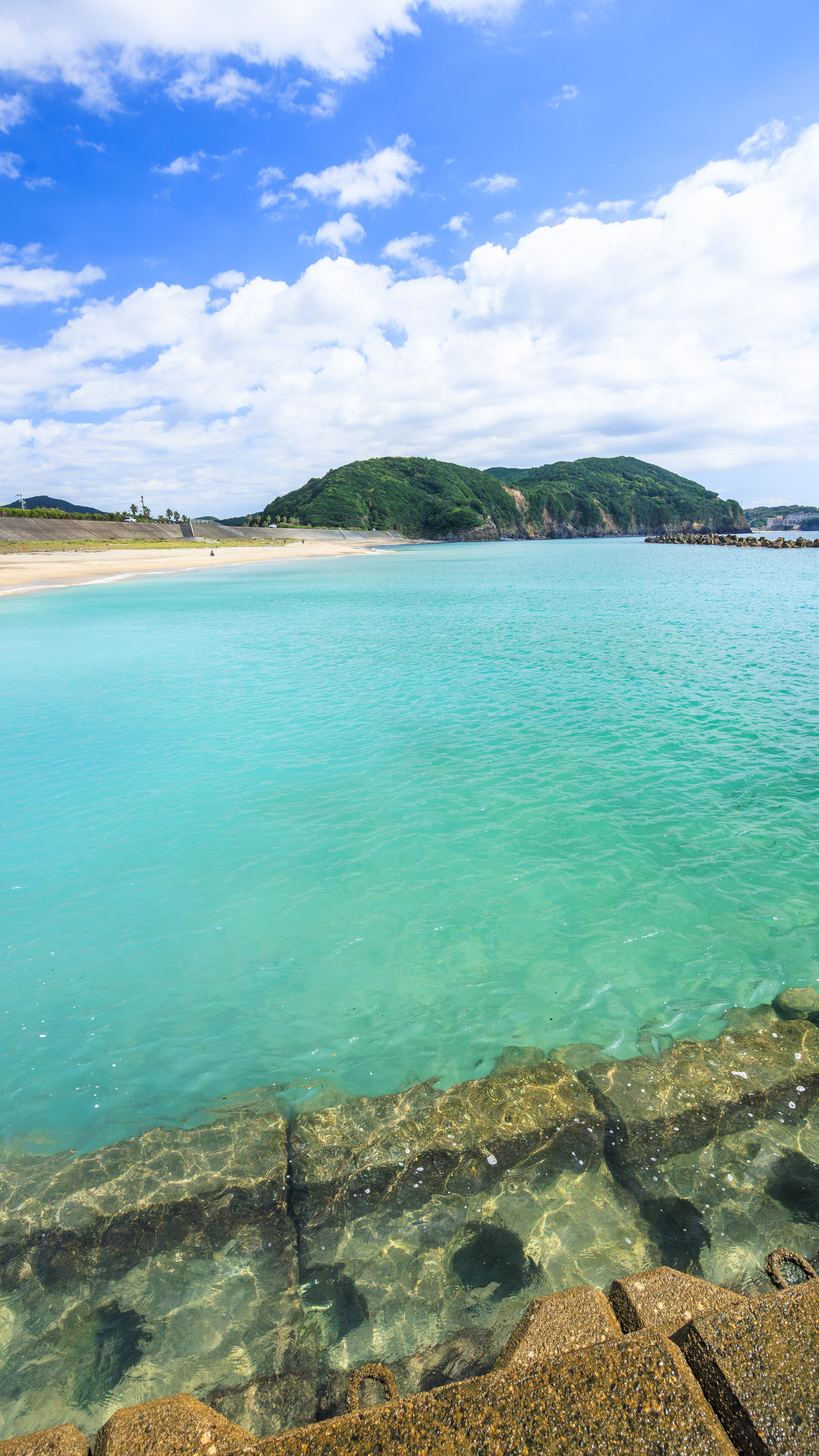 無料スマホ壁紙 南張海浜公園の透き通る水色の海。AndroidとiPhoneに対応した4K高画質の無料待ち受け画像。三重県志摩市の南張海浜公園で撮影したフリー写真素材