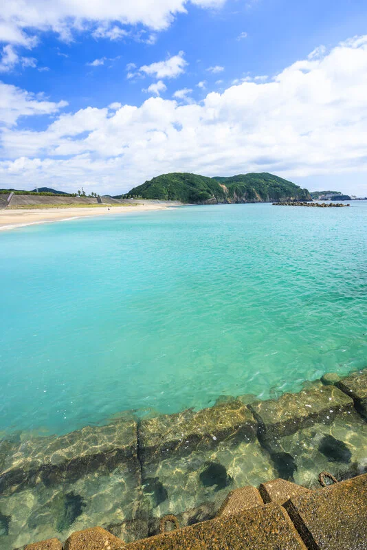 無料スマホ壁紙 南張海浜公園の透き通る水色の海。AndroidとiPhoneに対応した4K高画質の無料待ち受け画像。三重県志摩市の南張海浜公園で撮影したフリー写真素材